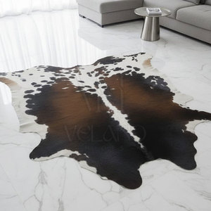 Tapis artisanal en patchwork de cuir de vachette, tapis de luxe en fourrure de vache, tapis décoratif en patchwork de cuir de vache, tapis en cuir souple pour lit - Product Image 5