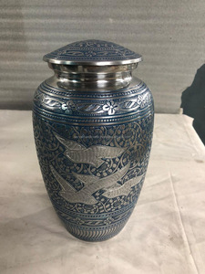 Urne funéraire en métal pour cendres d'adultes, finition artisanale - Product Image 6