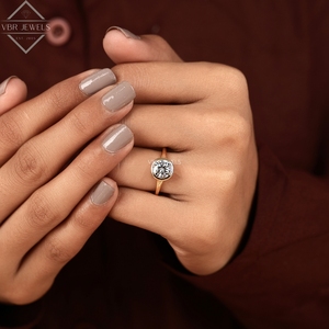 Bague solitaire en or jaune avec diamant rond serti, bijou de fiançailles et de mariage, cadeau pour femme, design classique et luxueux - Product Image 5
