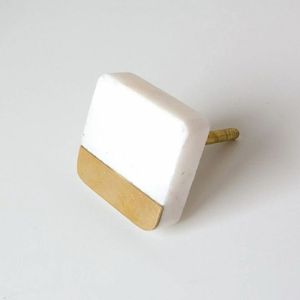 Bouton en résine blanche avec base dorée, forme ronde, écologique, fait main, décoration d'intérieur, artisanat, design artistique, boutons en résine les plus vendus - Product Image 1