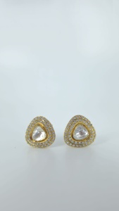 Pendientes de botón redondos de plata 925 chapados en oro con circonita blanca para mujer, proveedor de joyería de diseño - Product Image 1