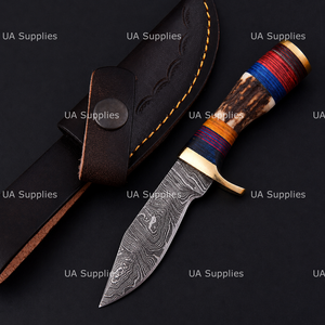 มีดล่าสัตว์ UA Supplies รุ่นพรีเมียม ทำจากเหล็กดามัสกัสตีขึ้นรูปด้วยมือ ปลายมีดแบบ Drop Point ด้ามจับทำจากเขาสัตว์ธรรมชาติ 8 ชิ้น พร้อมปลอกมีดทองเหลือง และสายหนังแท้ - Product Image 2