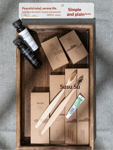 Ensemble d'articles de toilette d'hôtel en bambou biodégradable avec logo personnalisé, kit écologique de shampoing, après-shampoing et gel douche avec pantoufles pour hôtels - Product Image 2