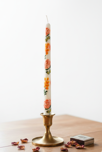 Elegante obra de arte floral pintada a mano con rosas y flores silvestres en tonos pastel suaves, que ofrece un aspecto artesanal de primera calidad. - Product Image 3