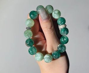 Bracelet élégant en résine fait main avec finition brillante, accessoire de mode pour femmes modernes - Product Image 2