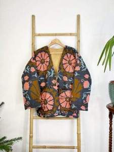 Veste en coton Suzani faite à la main pour femme, noire, brodée, avec ceinture, style bohème ethnique, fournisseur en gros - Product Image 3