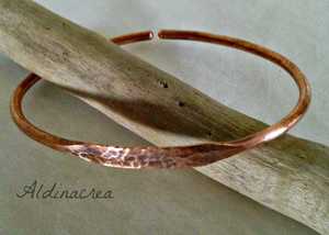 Bracelet manchette en cuivre fait main, design martelé rustique, large bande, bijou - Product Image 5