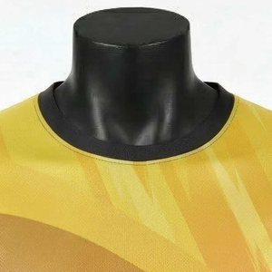 Camiseta de Manga Corta con Cuello Redondo y Estampado Geométrico Amarillo y Rojo para Hombre, de Secado Rápido, Tejida, Deportiva, Corte Regular - Product Image 4