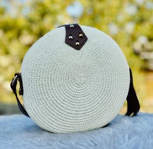 Sac messager rond tressé pour femme, sac à bandoulière aspect paille, sac à main croisé pour les voyages décontractés - Product Image 1