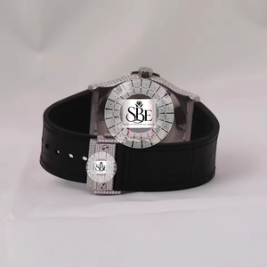 Reloj de Lujo con Diamantes, Caja Redonda de Acero Inoxidable, Números Romanos Analógicos, Correa de 20 mm, Cierre de Mariposa, Movimiento de Cuarzo - Product Image 3