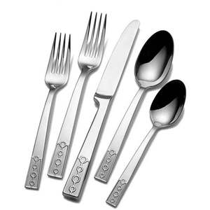 Juego de cubiertos metálicos contemporáneos para mesa de comedor moderna, incluye tenedor, cuchara, cuchillo y accesorios de cocina. - Product Image 1