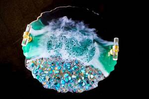 ถาดเสิร์ฟเรซิ่นรูปทรงโอเชียนจีโอด งานฝีมือเหนือกาลเวลา ประดับด้วยคริสตัล ดีไซน์ศิลปะชายหาดแบบอีพ็อกซี่ ทำด้วยมือ ขนาดสั่งทำได้ พร้อมหูจับสีทอง - Product Image 6