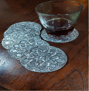 Ensemble de sous-verres carrés en bois foncé avec incrustations de médaillon central en forme d'arbre de vie découpé au laser, disponible à prix de gros. - Product Image 4