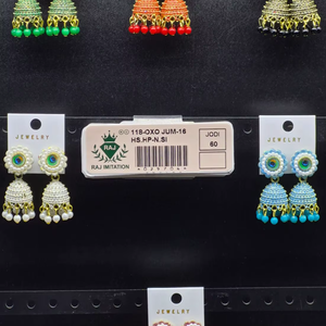 Pendientes Jhumka de Plumas de Pavo Real Chapados en Oro Indio con Perlas y Borlas de Cuentas de Colores, Set al por Mayor - Product Image 1