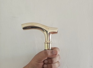 Bâtons de marche rustiques modernes en bois naturel écologique avec poignée en laiton poli, idéaux pour les cadeaux - Product Image 3