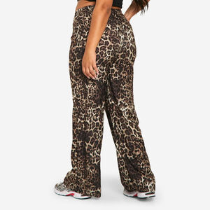 Pantalones anchos personalizados con estampado de leopardo, cintura alta elástica, ajuste holgado, estilo casual de largo completo con bolsillos y logo en la pierna derecha. - Product Image 6