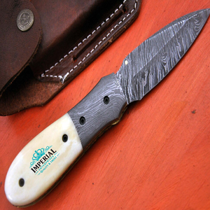 Couteau de chasse impérial en acier Damas, lame à pointe tombante, avec manche en ivoire et étui en cuir - Product Image 1