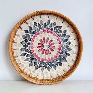 Plateau en mosaïque de rotin fait main avec motif floral circulaire pour la décoration de la maison - Product Image 1