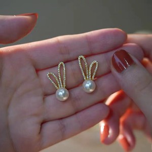 Pendientes de Perlas de Agua Dulce con Estilo de Celebridad Coreana, Oreja de Conejo Dorada con Incrustaciones, Nueva Moda con Detalles en Oro - Product Image 1