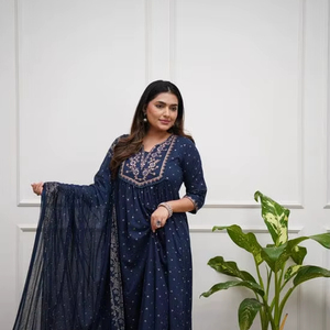 Conjunto de 3 piezas de algodón con estampado Bandhej, hermoso bordado con hilo y zari, con borde de encaje, Anarkali con pantalón y dupatta. - Product Image 1