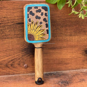 Cepillo de pelo de cuero grabado hecho a mano real con estilo occidental, accesorio para el cabello de usos diarios, novedad - Product Image 3