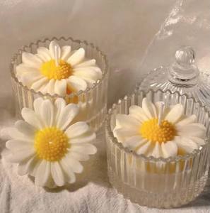 Bougie parfumée dans un récipient en verre de luxe avec embellissements floraux artistiques pour la décoration de la maison, les événements et les cadeaux haut de gamme - Product Image 2