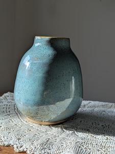 Ensemble de vases en céramique contemporains avec glaçure craquelée brillante, design conique élégant, parfait pour la décoration intérieure moderne - Product Image 6