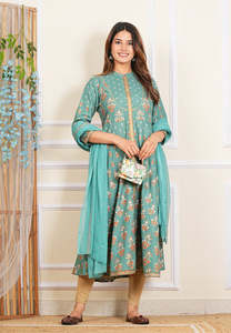 Kurta Anarkali Verde de Rayón con Estampado Floral para Mujer, con Dupatta, Cuello Mandarín, Detalles en Gota, Mangas Tres Cuartos, Ropa Étnica - Product Image 4