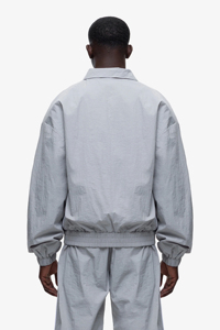 Conjunto de chándal oversize al por mayor: Chaqueta con cremallera y pantalones de pierna ancha de nailon arrugado, ligero, resistente al agua, estilo streetwear. - Product Image 4