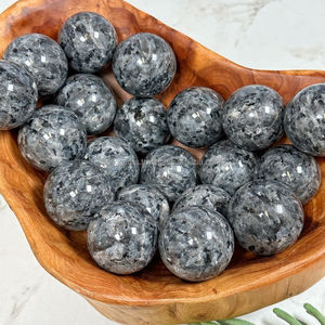 Vente en gros de sphère de cristal larvikite de style Feng Shui de haute qualité boule d'agate métaphysique de guérison pierre précieuse boule de cristal de décoration intérieure - Product Image 2