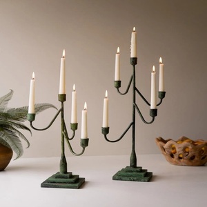 Elegante Juego de 2 Candelabros de Hierro con Pátina Verde, Portavelas de 5 Brazos, Decoración Duradera para el Hogar - Product Image 1