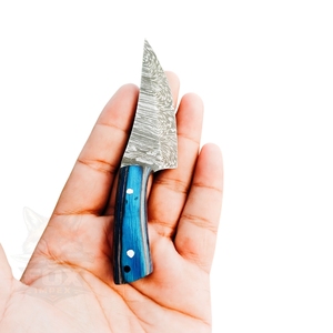 Couteau de chasse miniature fait main à lame fixe, couteau à dépecer en acier Damas, manche en bois Pakka avec étui en cuir - Product Image 5