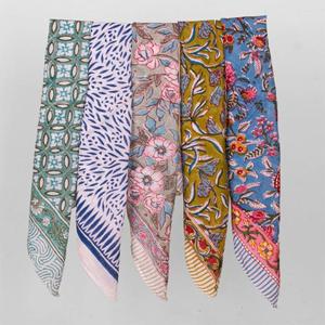 Pañuelo bandana de algodón indio hecho a mano con estampado floral, estilo bohemio, cuadrado, para la cabeza, el pelo o el cuello. - Product Image 1
