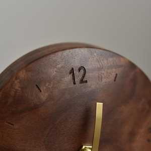 Horloge de bureau élégante en bois pour table de chevet de chambre à coucher - Product Image 2