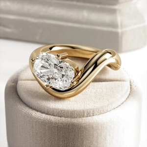 Anillo Solitario Audaz con Diamante Cultivado en Laboratorio de Corte Cojín y Banda Curva Trenzada Única, en Oro de 14k Amarillo, Blanco y Rosa, de Moda para Boda - Product Image 5