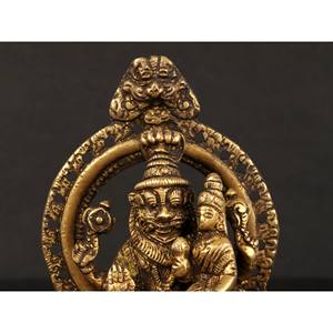 Escultura de latón hecha a mano de 4 pulgadas Lord Narasimha y Goddess Lakshmi para regalar hecha en India - Product Image 2