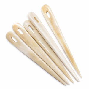 Ensemble d'aiguilles à tricoter et de lucets en os faits à la main – Outils traditionnels pour le tissage, le tricot et le crochet - Product Image 1