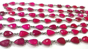 สร้อยคอหินแคลเซโดนีสีชมพูร้อนทรงสามเหลี่ยมแบบทริลเลียนคัท - Product Image 3