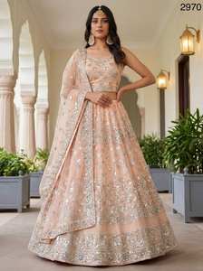 Lehenga Choli Dupatta de Novia con Bordado Intenso Color Durazno, Diseño de Lujo para Bodas y Fiestas, Ropa India y Pakistaní para Mujer, Todas las Temporadas - Product Image 2