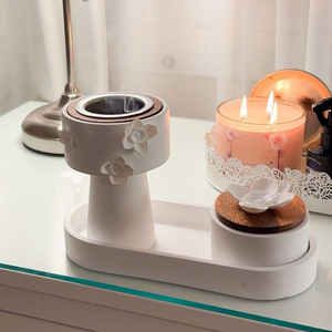 Ensemble d'encensoirs gris élégant avec revêtement poudré, orné d'accents floraux blancs, de finitions en bois chaud et d'un plateau de présentation ovale assorti - Product Image 5