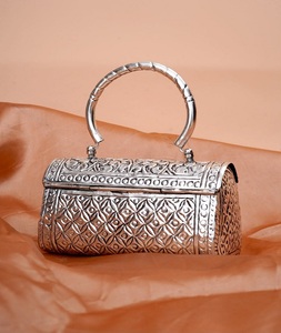 Bolso de mano para mujer para bodas y eventos, hecho de latón con detalles chapados en oro, diseño tallado a mano, F S INTERNATIONAL Uttar Pradesh - Product Image 5