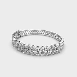 Brazalete Abierto con Diamantes Cultivados en Laboratorio, Corte Marquesa y Pera, en Plata de Ley 925 con Baño de Rodio, Certificado IGI - Product Image 4