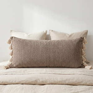 Housse de coussin lombaire décorative avec franges, coussin de banc texturé neutre, décoration scandinave organique moderne - Product Image 1