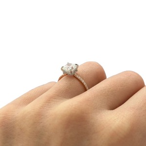 Bague de fiançailles de luxe avec diamant de laboratoire taille coussin de 1,5 carat et halo caché en or 14K, 18K ou platine - Product Image 2