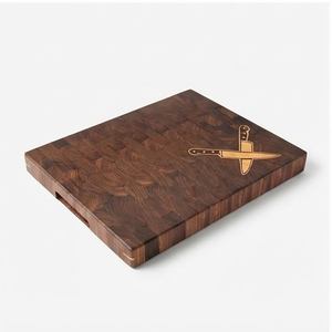 Planche à découper en bois artisanale rectangulaire, antidérapante, passe au lave-vaisselle, avec motif de couteau gravé - Product Image 1