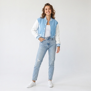 Chaqueta Bomber Corta de Mujer, Estilo Deportivo Retro, con Logotipo Personalizado, para Otoño e Invierno, con Mangas de Cuero Genuino y Estampado de Camuflaje - Product Image 4