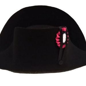 Bicorne britannique napoléonien, similaire à celui porté par des personnages historiques comme Napoléon Bonaparte, souvent utilisé comme bicorne. - Product Image 1