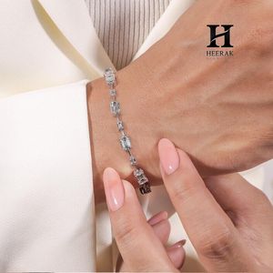Pulsera de Lujo con Diamantes de Corte Esmeralda Alternados, Joyería Fina de Oro de 18K para Mujer - Product Image 6