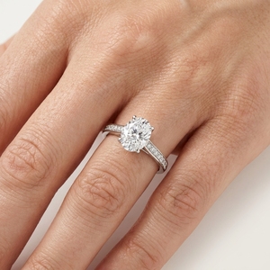Anillo de Compromiso con Halo de Diamantes Cultivados en Laboratorio de Corte Ovalado de 2.00ct, Plata de Ley PT950, Joyería Fina de Lujo DIFF, Venta al Por Mayor - Product Image 4