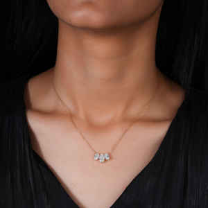 จี้เพชรทรงรีทองคำขาว 14KT เพชรเลี้ยงในห้องปฏิบัติการสำหรับผู้หญิง เครื่องประดับหรูหรา 3 เม็ด ของขวัญสำหรับวันครบรอบและงานแต่งงาน น้ำหนัก 2.02 กรัม - Product Image 2